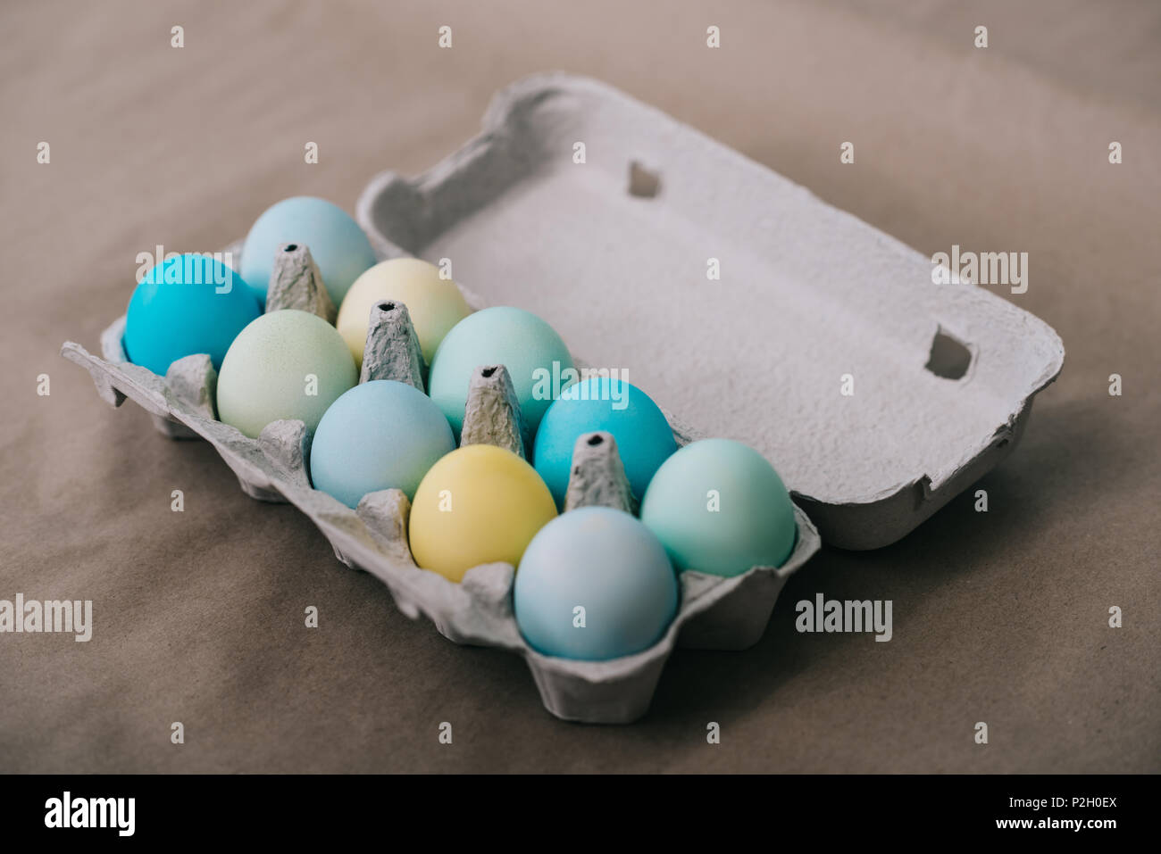 Bunte Ostereier in Karton verpacken Stockfoto