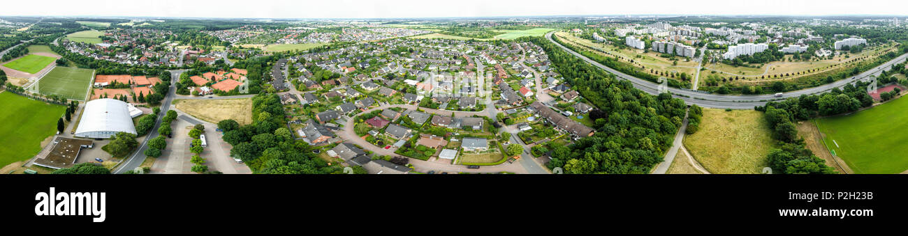 Panorama von Luftaufnahmen von einem Vorort von einer Industriestadt mit Sportplätze und eine Autobahn, hohe Auflösung Stockfoto