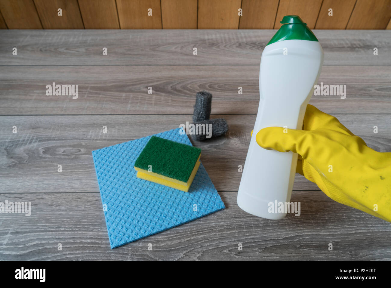 Einige Elemente für die Reinigung des Hauses auf einem Holztisch Stockfoto