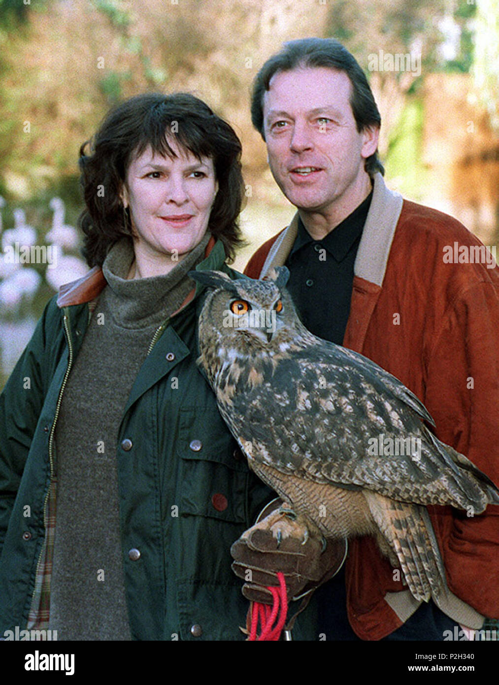 Aktenfoto vom 05/01/95 von Leslie Grantham als Mick Raynor und Frances Tomelty als Commander Eleanor Stone, einer Adlereule Max. Grantham, der in Ostenders „Dirty“ Den Watts gespielt hat, ist im Alter von 71 Jahren gestorben. Stockfoto