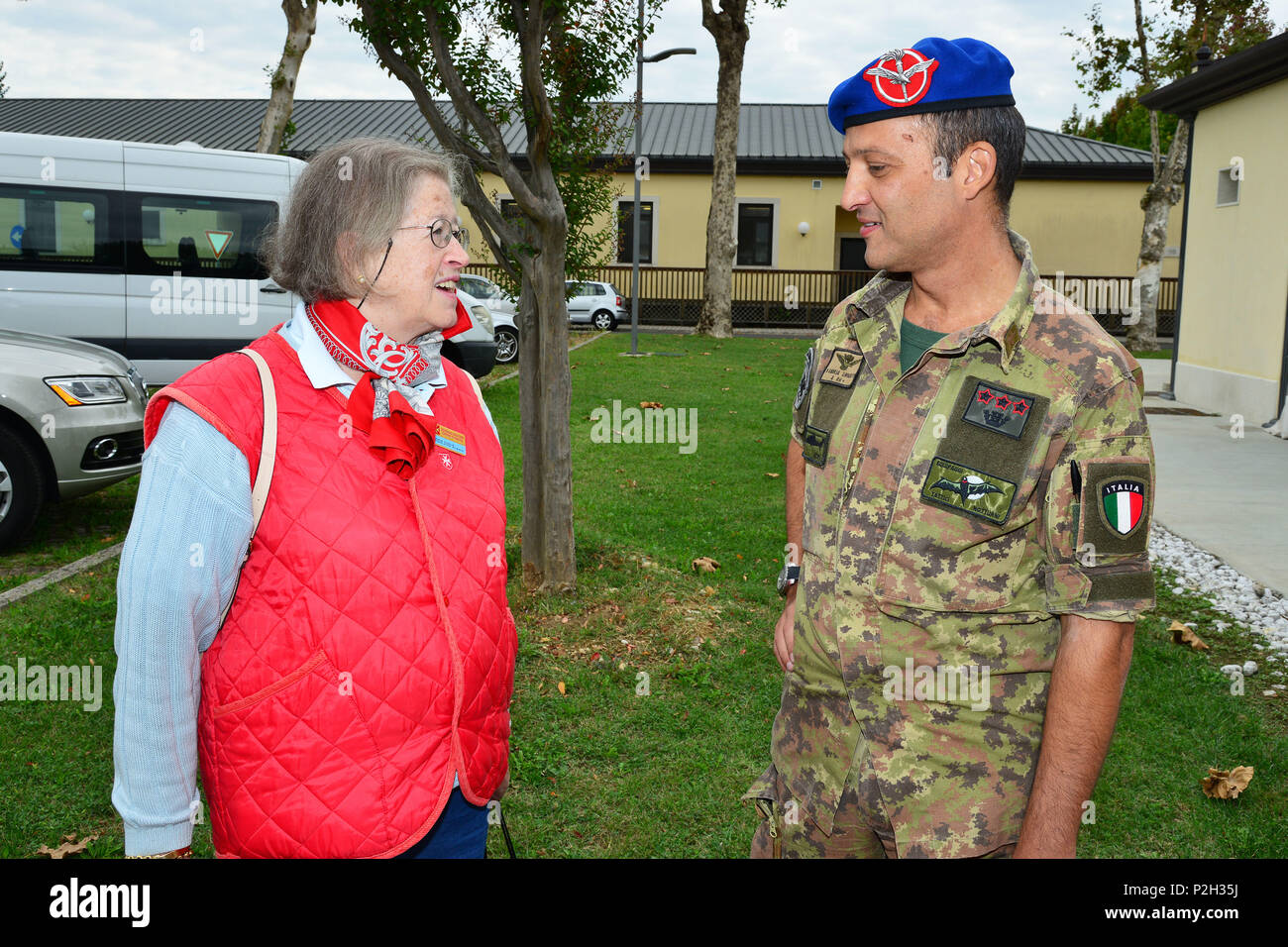 Frau Maria Giulia Bibione Albani, Souveränen Malteserordens (links), im Gespräch mit Oberst Umberto D'Andria, Italienische Base Commander Caserma Ederle von Vicenza, während des Besuchs in der Caserma Ederle, 22 Sept. 2016, Vicenza, Italien. Des Souveränen Malteserordens (SMOM) oder Bestellung von Malta, ist eine römisch-katholische traditionell von militärischen, Ritterlichen und edlen Natur für die Verteidigung des katholischen Glaubens und der Unterstützung der Armen. (U.S. Armee Foto von visuellen Informationen Spezialist Paolo Bovo/Freigegeben) Stockfoto