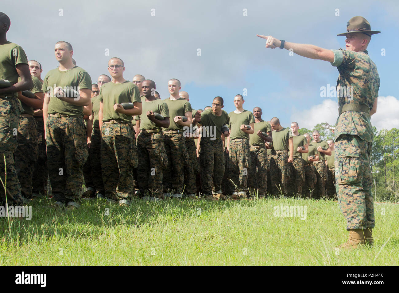 Us Marine Corps Sgt. Johnathan Schmirgel, drill instructor, Firma I., 3. rekrutieren Ausbildung Bataillon marschiert Rekruten auf Marine Corps Recruit Depot Parris Island, S.C., Sept. 20, 2016. Der Bohrer Instruktoren vermitteln das Marine Corps Kernwerte Ehre, Mut und Engagement in jedem im Laufe der Ausbildung rekrutieren rekrutieren. (U.S. Marine Corps Foto von Lance Cpl. Mackenzie Carter/Freigegeben) Stockfoto