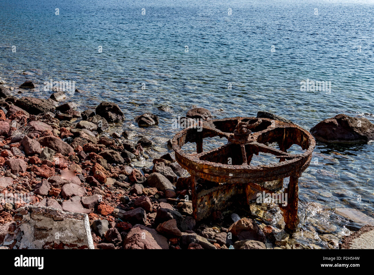 Alten verrosteten Rad nach Fäulnis am Meer Stockfoto
