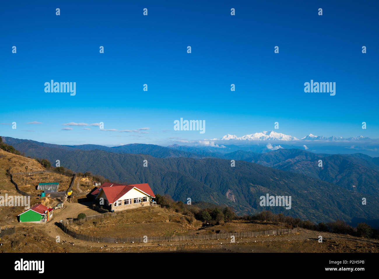 Landschaft von Tonglu Trekker Hütte und Kangchendzönga Halterung bei blauem Himmel Tageszeit. Dieser Ort ist Mittelweg zu Sandakphu, nördlich von Indien Stockfoto