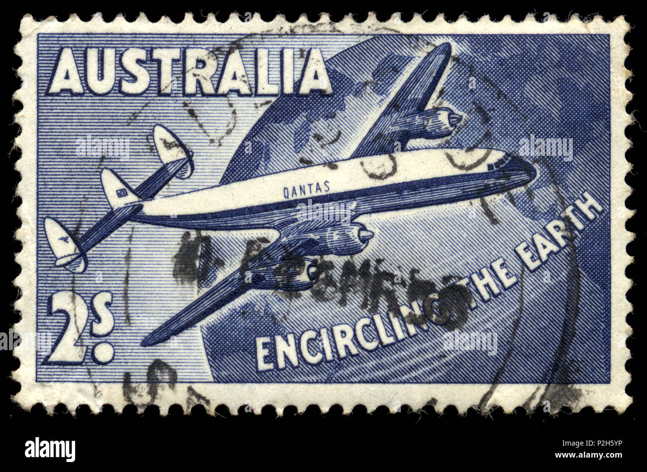2 s blau Briefmarke zum Gedenken an den ersten geplanten der Welt air Service rund durch Qantas Airways mit zwei Lockheed Super Constellation Verkehrsflugzeuge. Stockfoto