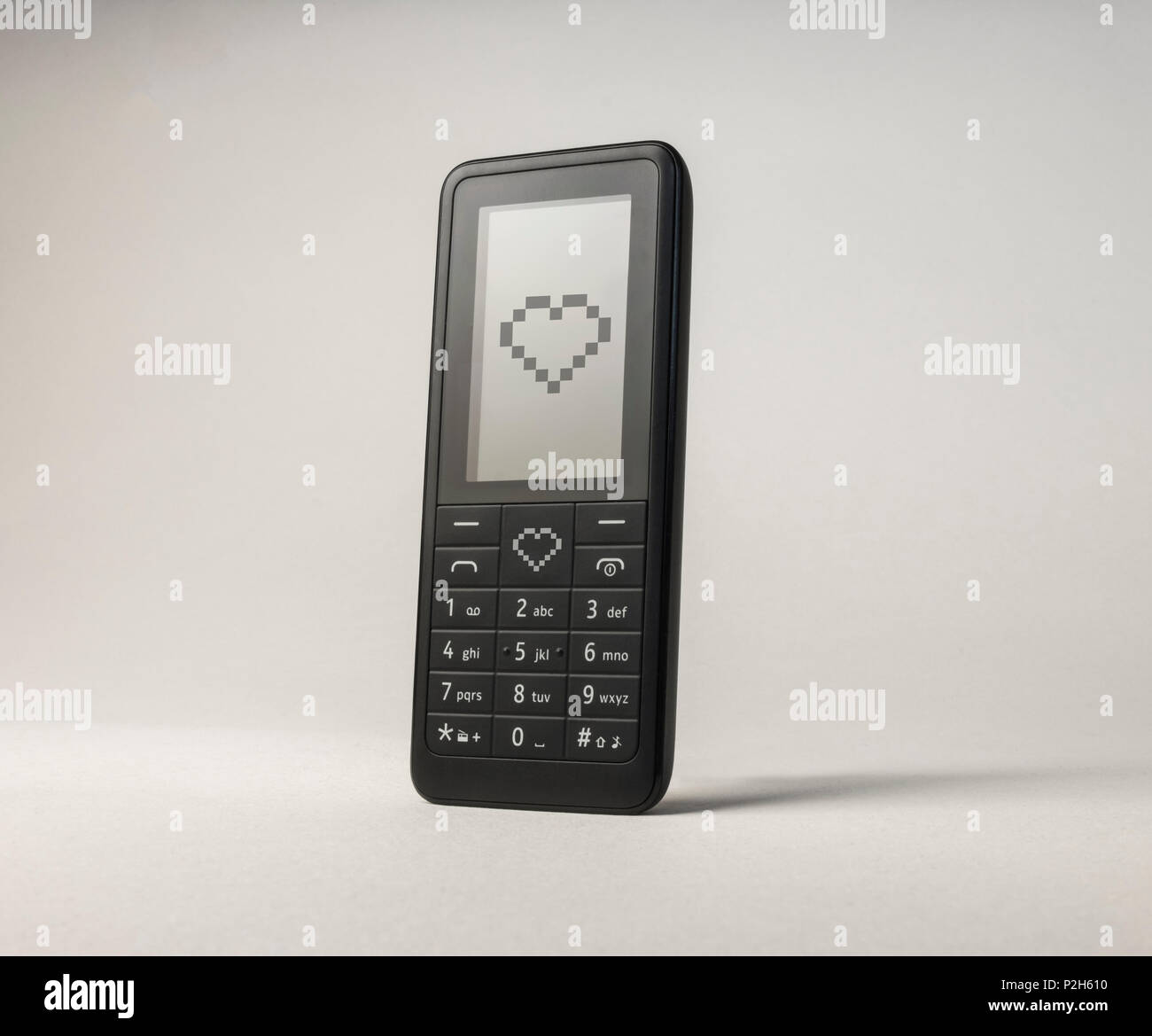 Mobiltelefon senden Liebe Herz. Tragbare Kommunikationsgeräte. Valentinstag Sms Stockfoto