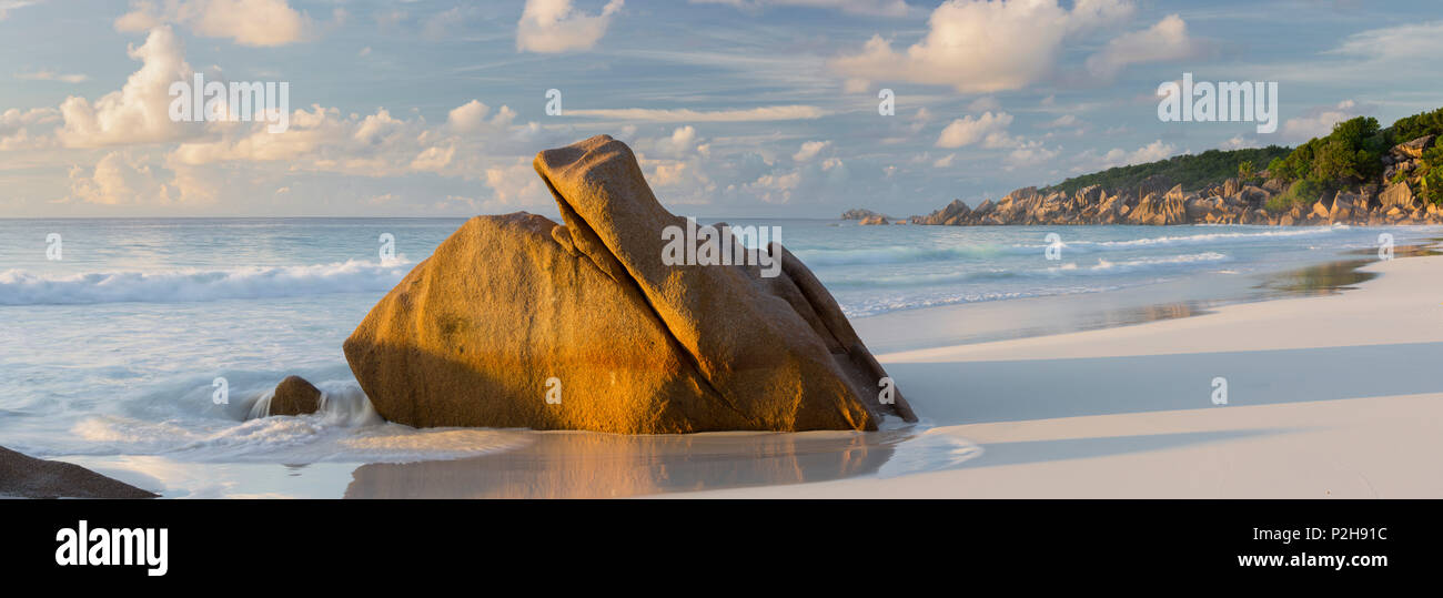 Granit Felsen am Strand von Grand Anse, La Digue Island, Seychellen Stockfoto