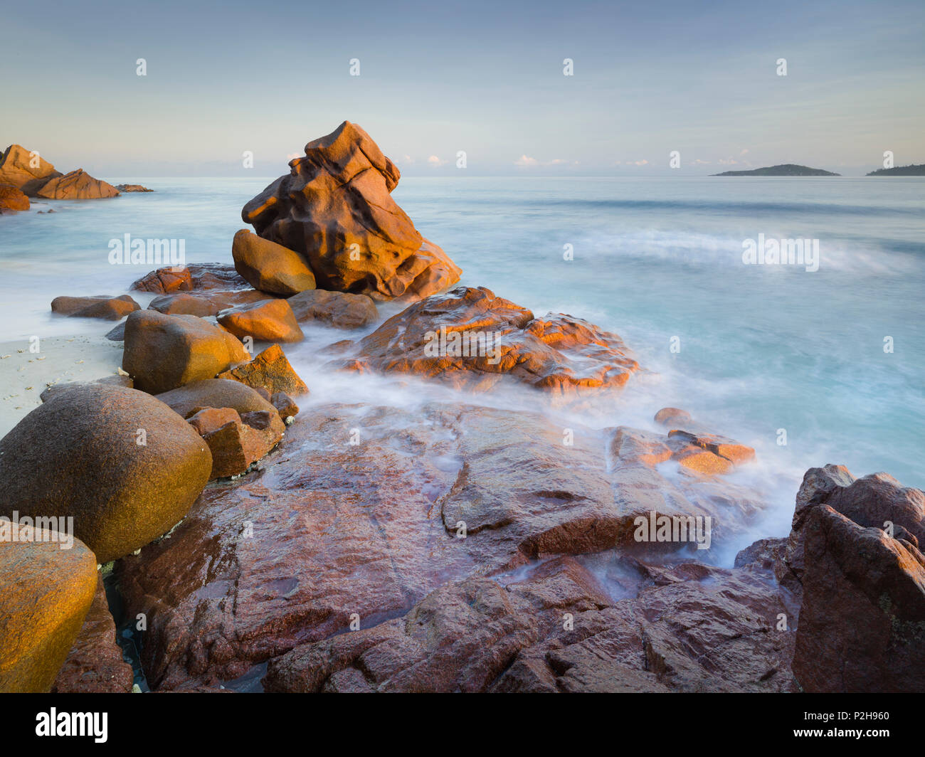 Felsen aus rotem Granit im Anse Gaulettes, La Digue Island, Seychellen Stockfoto