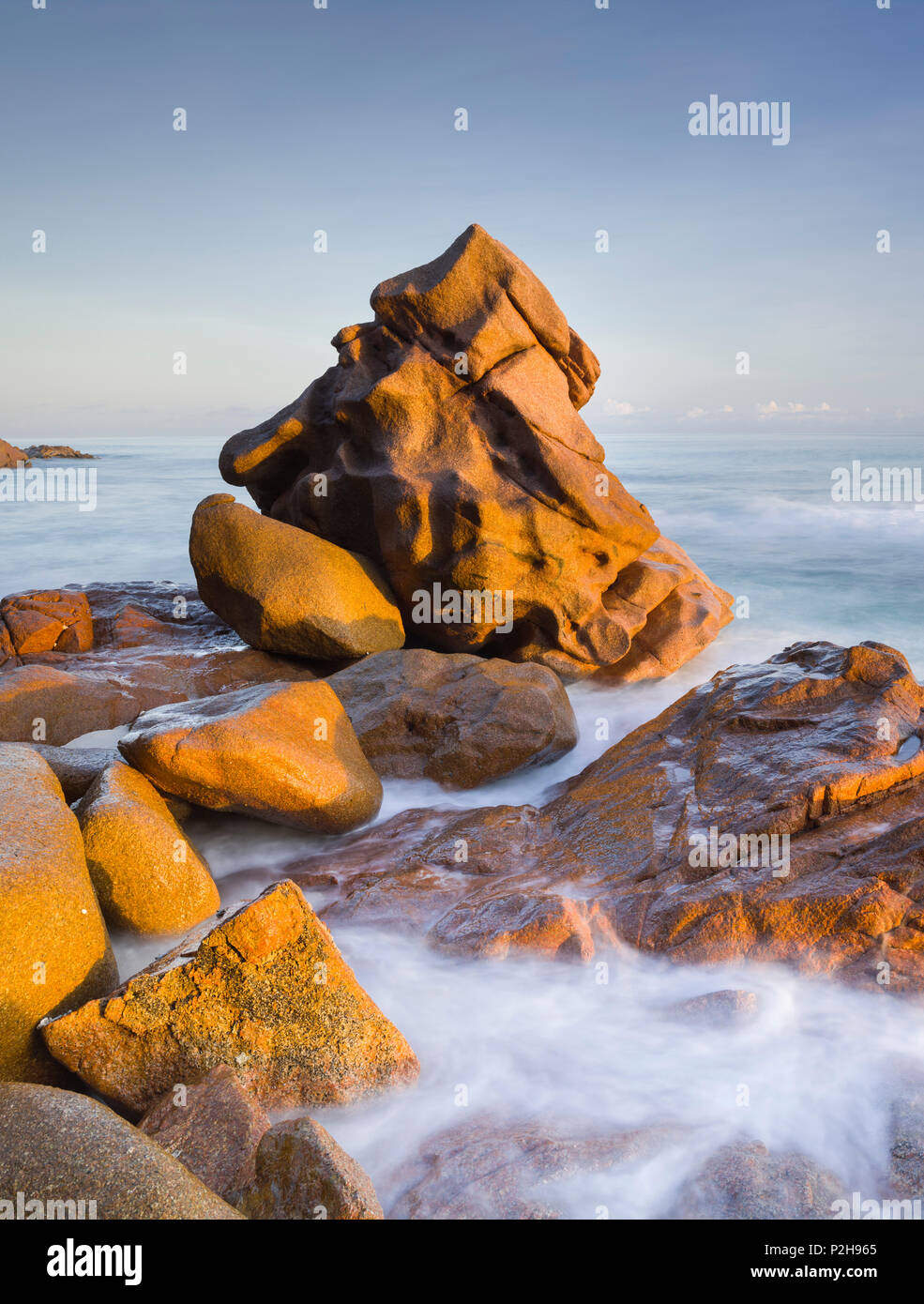 Felsen aus rotem Granit im Anse Gaulettes, La Digue Island, Seychellen Stockfoto