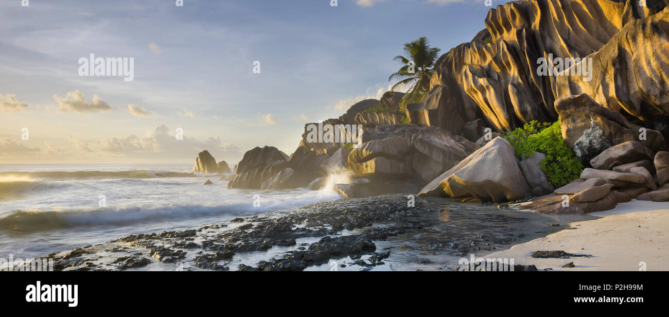 Granitfelsen am Grand Anse Beach, La Digue Island, Seychellen Stockfoto