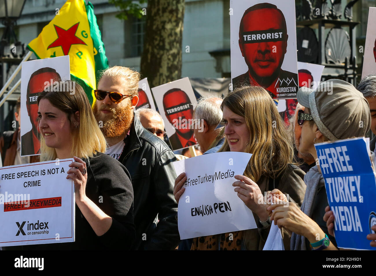 Kurdische Demonstranten zeigen außerhalb der Downing Street gegen Recep Tayyip Erdogan, der türkische Präsident ist aufgrund der britische Premierminister Theresa kann später am Dienstag, den 15. Mai 2018 erfüllen. Mit: Atmosphäre, Wo: London, Großbritannien Wann: 15. Mai 2018 Credit: Dinendra Haria/WANN Stockfoto