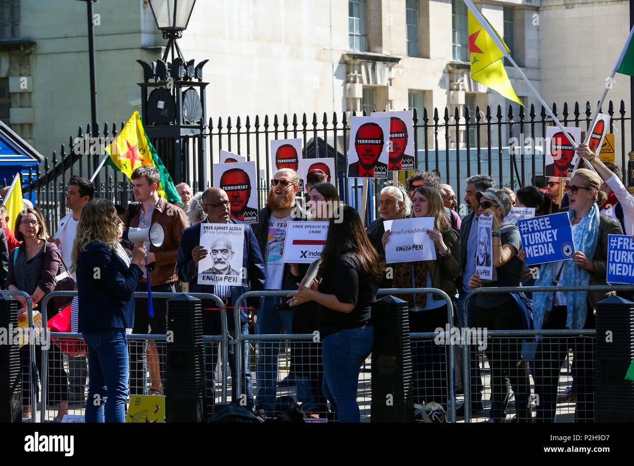 Kurdische Demonstranten zeigen außerhalb der Downing Street gegen Recep Tayyip Erdogan, der türkische Präsident ist aufgrund der britische Premierminister Theresa kann später am Dienstag, den 15. Mai 2018 erfüllen. Mit: Atmosphäre, Wo: London, Großbritannien Wann: 15. Mai 2018 Credit: Dinendra Haria/WANN Stockfoto