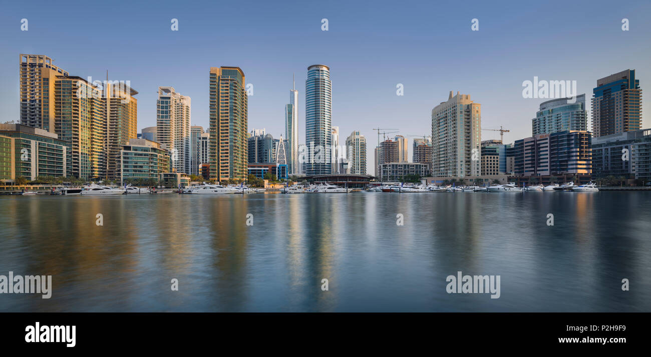 Wolkenkratzer im Hafen von Dubai Marina, Dubai, Vereinigten Arabischen Emirate, VAE Stockfoto