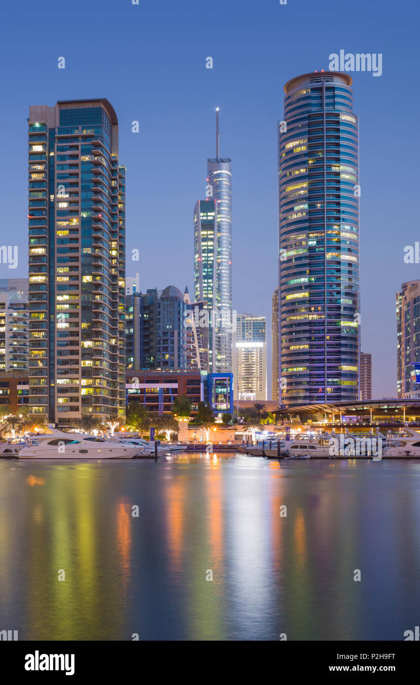 Wolkenkratzer im Hafen von Dubai Marina, Dubai, Vereinigten Arabischen Emirate, VAE Stockfoto