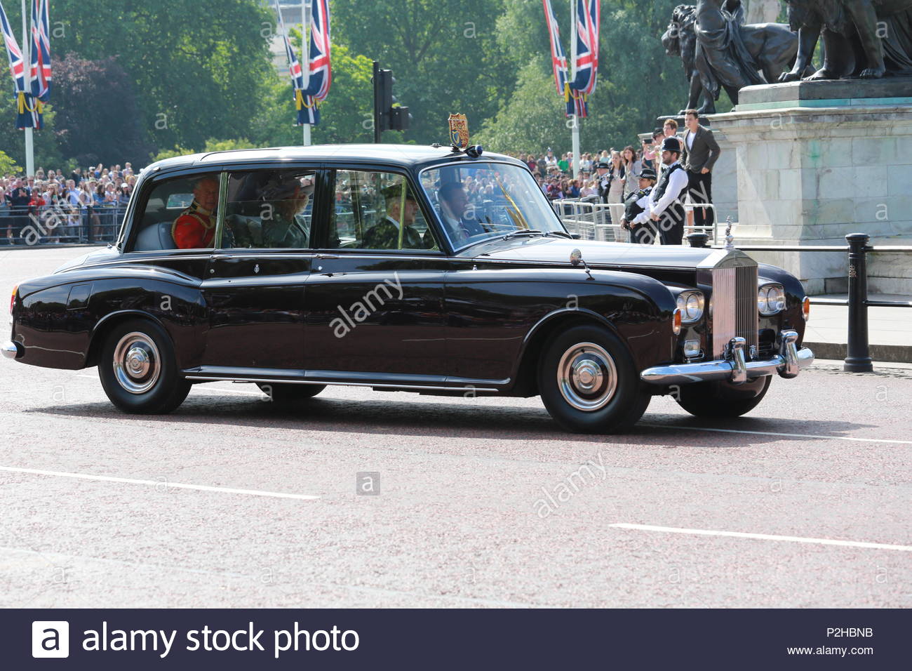 Die jährliche die Farbe in London zu Ehren von Königin Elizabeth's Geburtstag übernommen hat. Tausende säumten die Straßen ihrer Majestät begrüßen zu dürfen. Stockfoto
