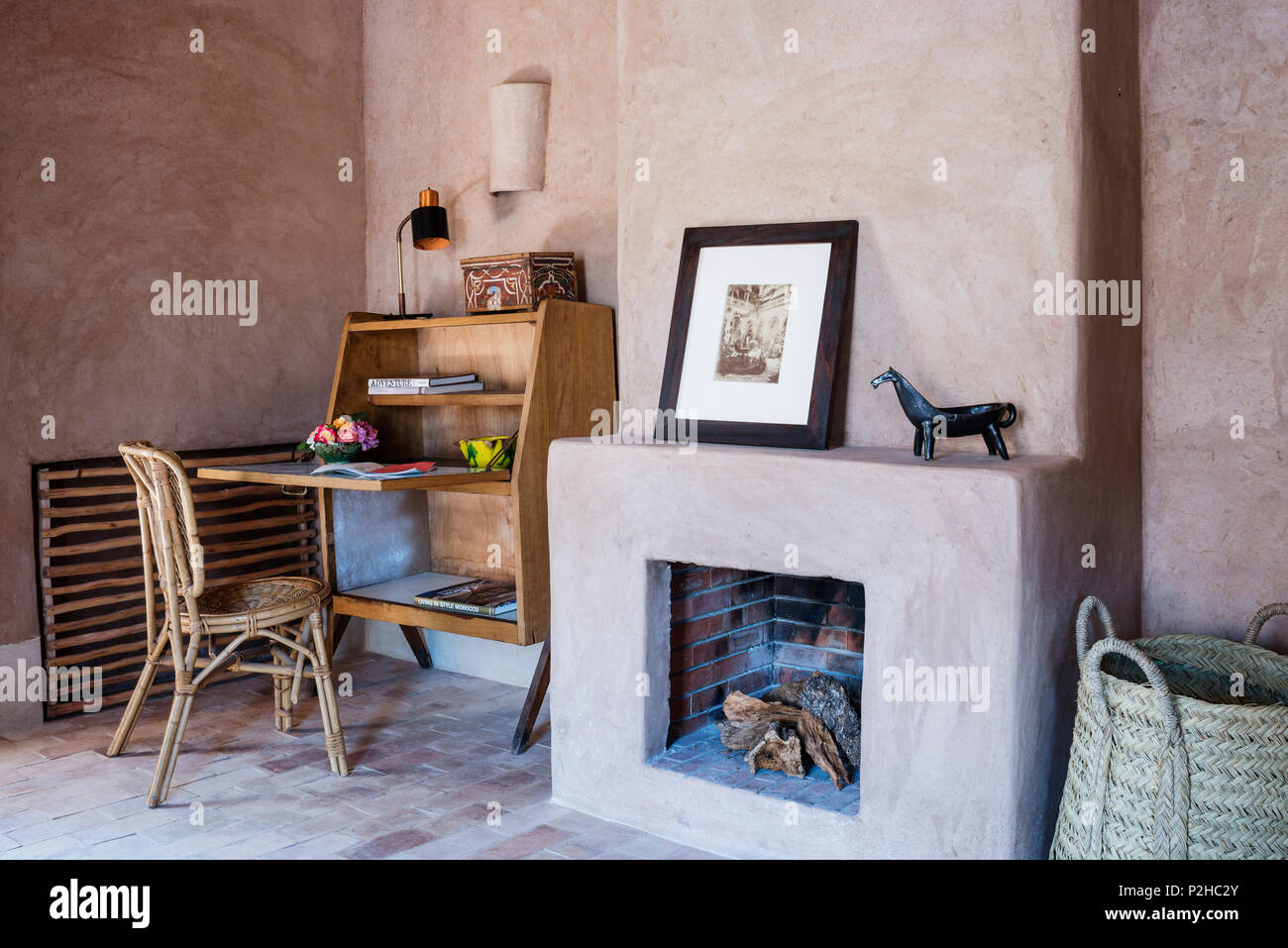 Feuer und kleinen 1950er Jahren Präsidium im Schlafzimmer mit Erde Mauern, Terrakotta-Boden und traditionellen Berber Holz Decke öffnen Stockfoto