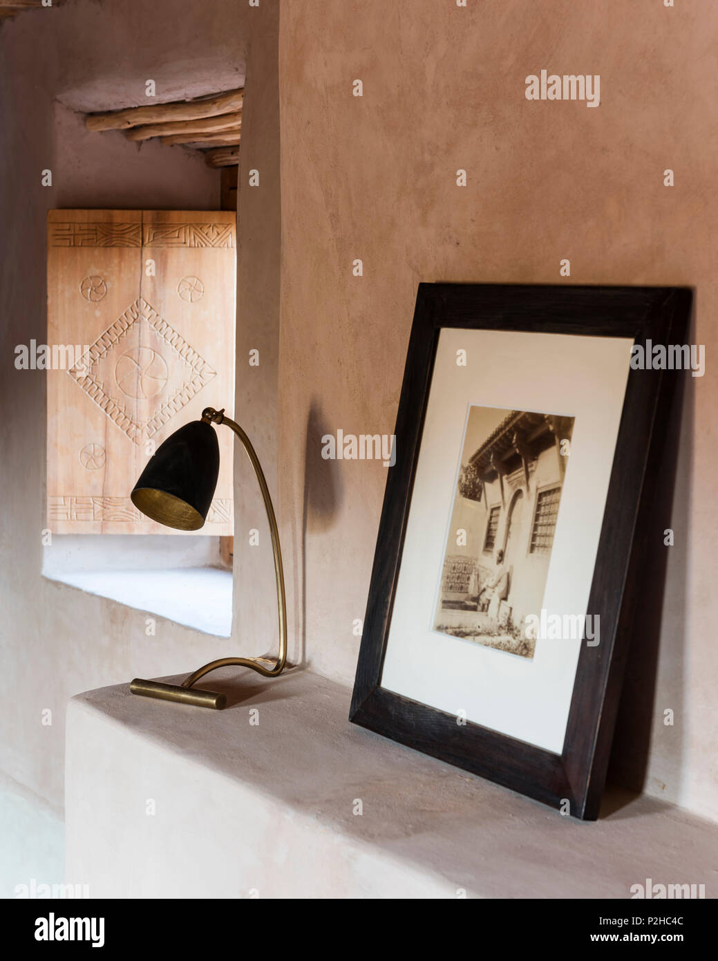 Gerahmte Schwarz-Weiß cintage Marokkanische Foto auf Kante mit eleganten anglepoise Lamp Stockfoto