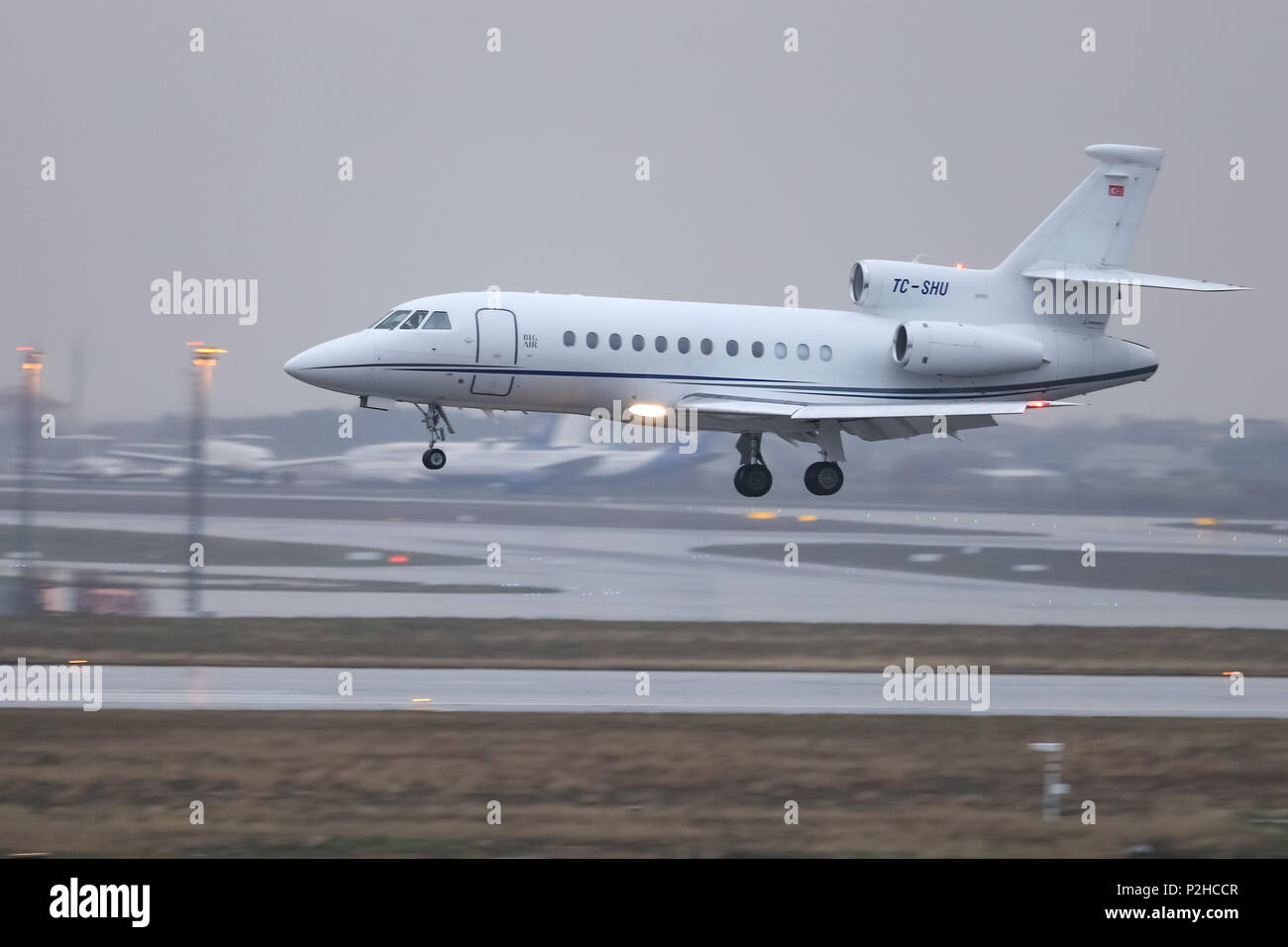 ISTANBUL, Türkei - 04. MÄRZ 2018: Dassault Falcon 900 DX (CN 617) Landung Flughafen Istanbul Atatürk. Stockfoto