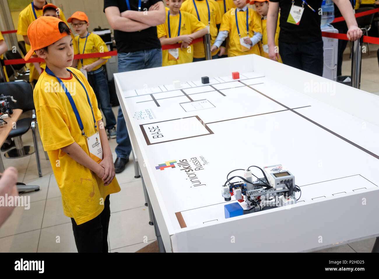 In Tjumen, Russland - am 16. Februar. 2017: Offene Meisterschaft der Qualifikation unter den Jugendlichen. World Skills Russland Tjumen - 2017. Wettbewerbe von Robotern amo Stockfoto