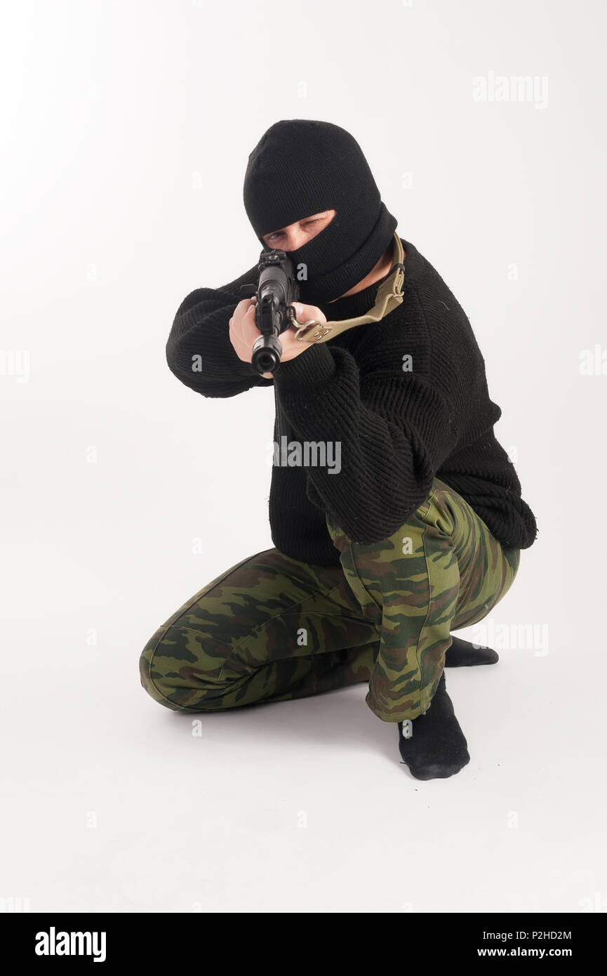Kriminelle terroristische Mann Ziel Gewehr auf weißem Hintergrund Stockfoto