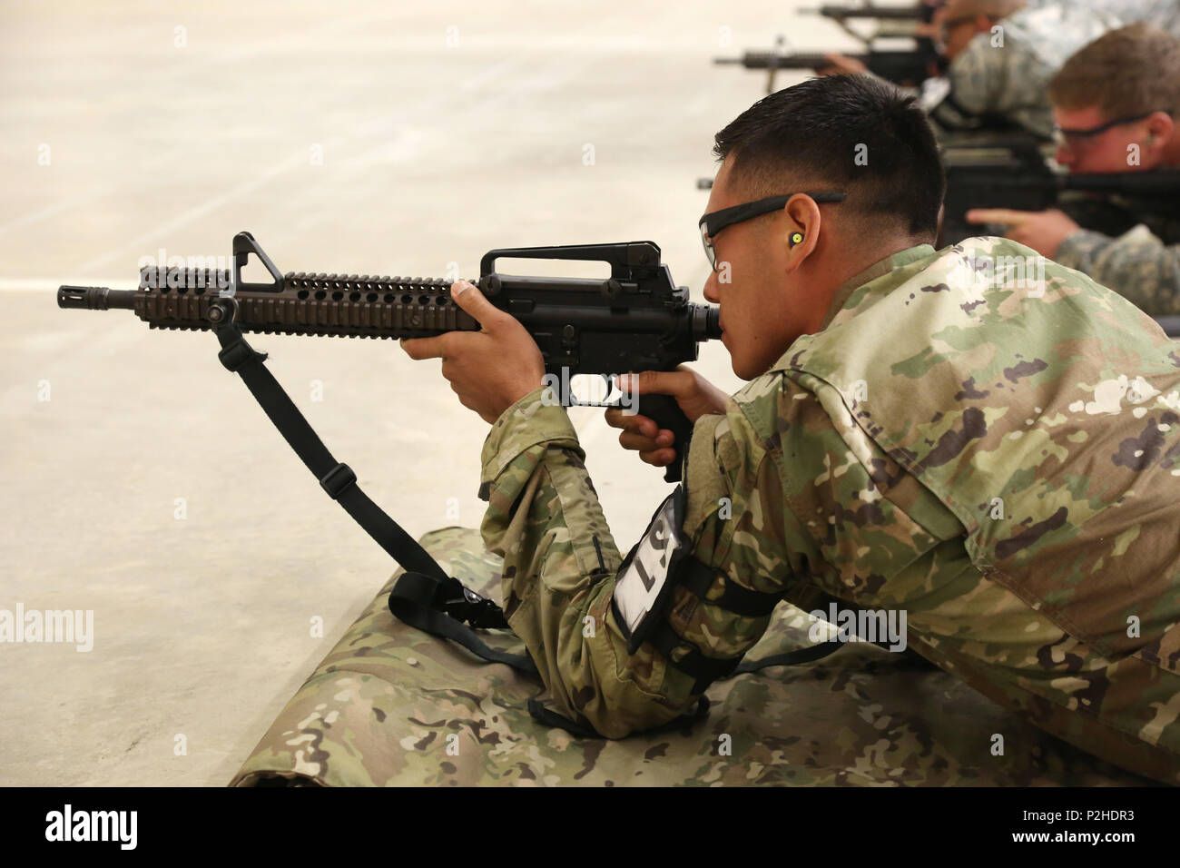 Us-Armee SPC. Alan Ibarralepe, der US-Armee den Befehl zugeordnet ist, zeigt seine Treffsicherheit Fähigkeiten durch die Nullstellen und Gruppierung seine M4 Carbine während der US-Armee 2016 besten Krieger Wettbewerb (BWC) am Fort A.P. Hill, Va., Sept. 26, 2016. Das BWC ist eine jährliche einwöchige Veranstaltung, die 20 Personen auf Ihre körperlichen und geistigen Fähigkeiten testen. (U.S. Armee Foto von SPC. Michel'le Stokes). Stockfoto