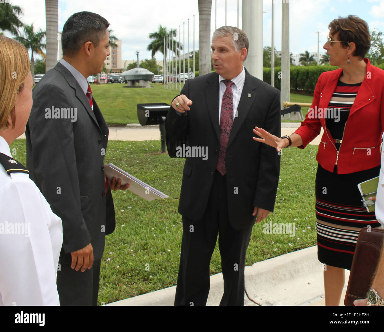 MIAMI, FLORIDA - Stephen Austin, stellvertretender Leiter der US-Army Reserve (USAR) besucht US Southern Command-Taste leader Engagements Sept. 14., 2016. Gezeigt werden Brig. Gen. Kate Leahy, USSOUTHCOM Direktor der Intelligenz, Links, Steve Caceres, USSOUTHCOM partnering Direktion Vertreter, Stephen Austin, Stellvertretender Stabschef der Armee Finden und Erin Thede, Direktor der Armee finden Privat Public Partnership (P3). Stockfoto