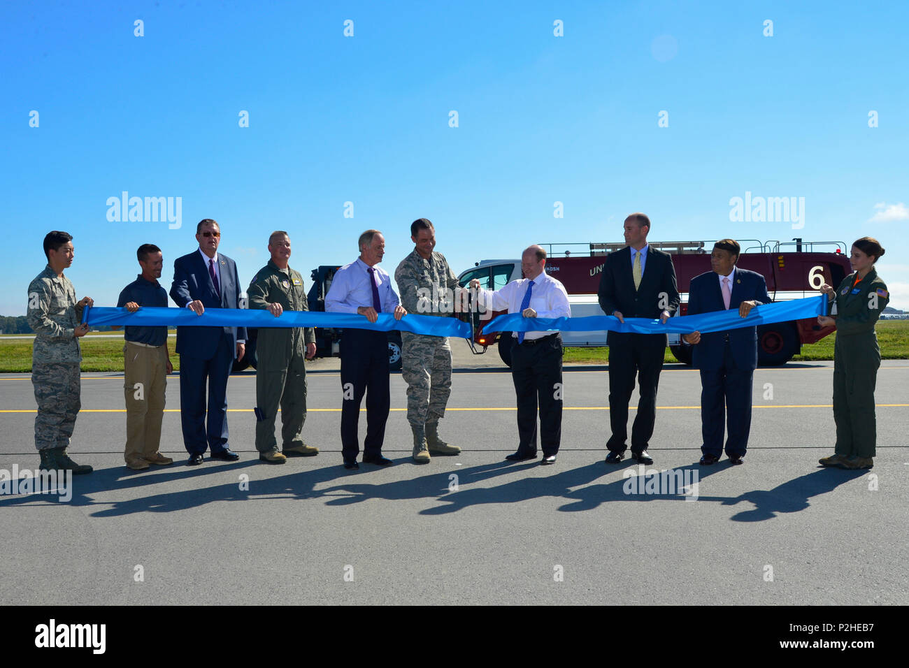 Oberst Ethan Griffin, 436Th Airlift Wing Commander, und Sen. Chris Coons, D-Del; ein Band Kennzeichnung der Wiedereröffnung Runway 01-19 während einer umfangreichen Rekonstruktion Projekt Sept. 23, 2016 schnitt, bei Dover Air Force Base, Del gezeigt von Links, Flieger 1. Klasse Joseph Cho, 436Th Aircraft Maintenance Squadron; Tony Preis, Subunternehmer Vertreter; Jeff Wagonhurst Versar Inc., Präsident und CEO; Oberst Scott Durham, 512Th AW Commander; Senator Tom Carper, D-Del; Kol. Ethan Griffin, 436Th AW Commander; Sen. Chris Coons, D-Del; Zeichnete Slater, John Carney D-Del Vertreter; Robin Christiansen, Bürgermeister Stockfoto