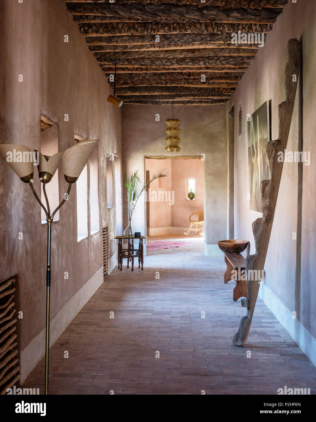 Holz- Berber-stil Decke und Terrakottaböden im Korridor mit rustikalen Leiter Stockfoto