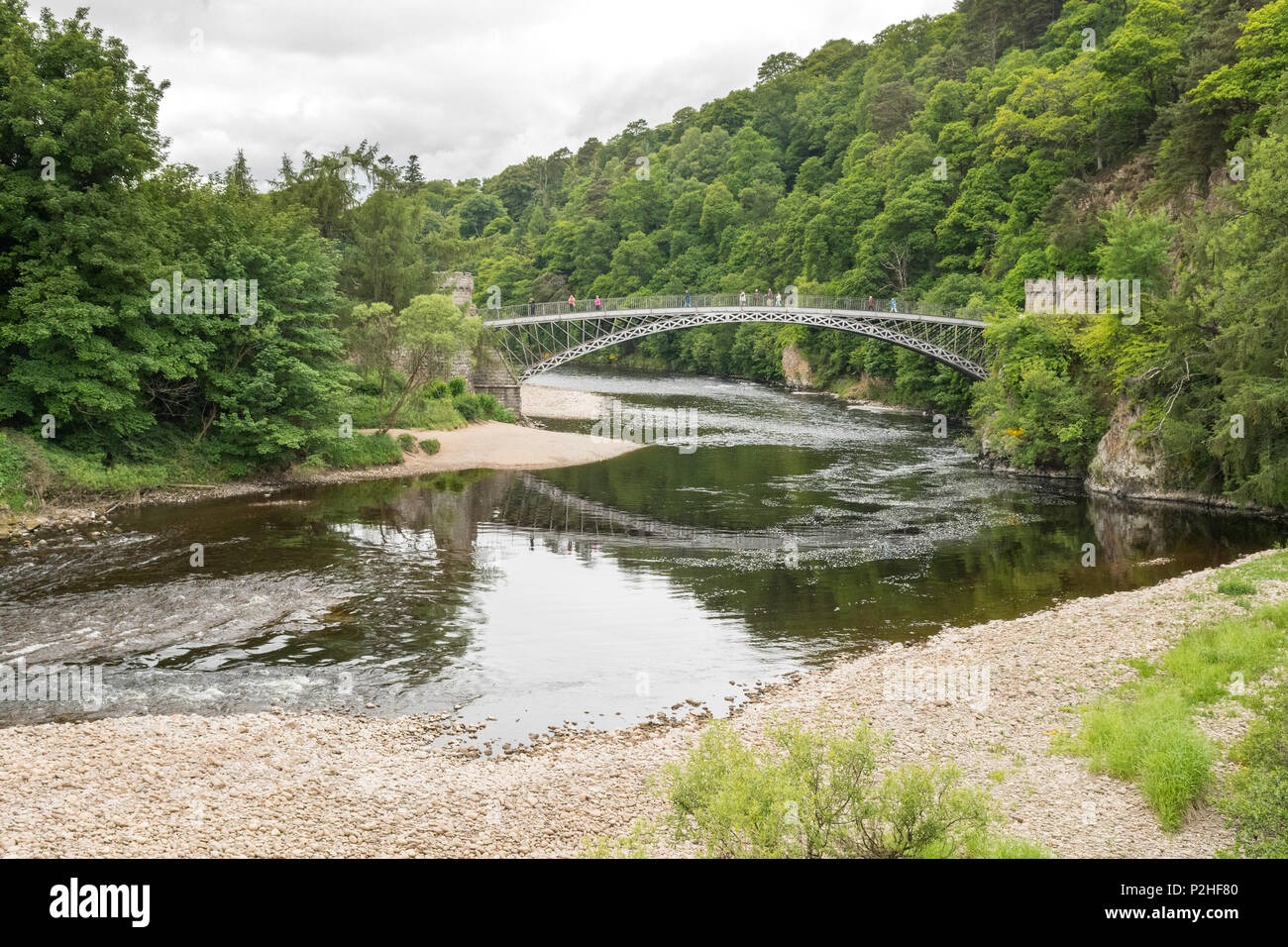 Craigellachie Brücke, gebaut von Thomas Telford, der Überquerung des Flusses Spey in der Nähe von Aberlour, Moray, Schottland, Großbritannien Stockfoto