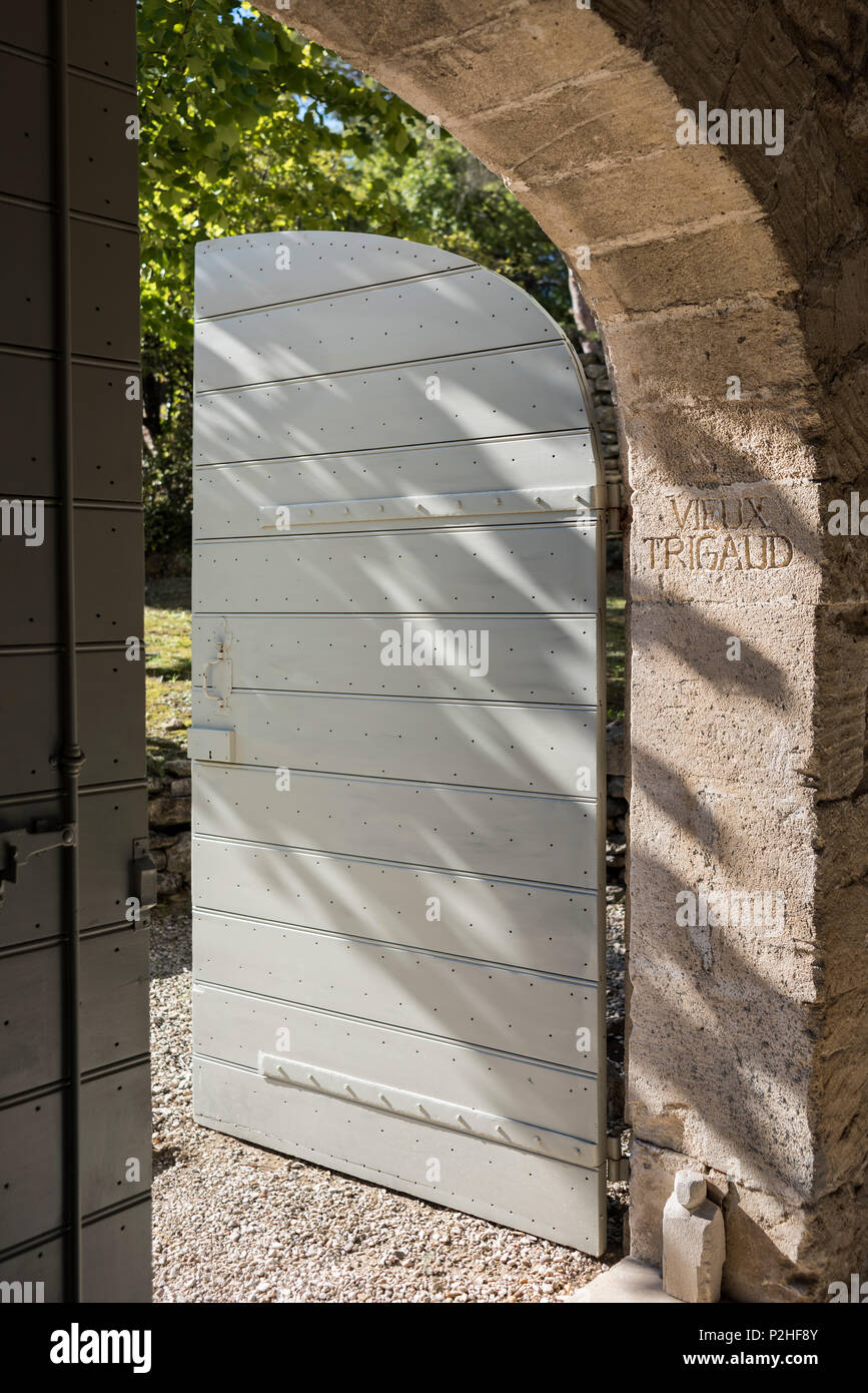 Alten steinernen Torbogen und Gate Eingang zum 18. Jahrhundert Luberon Bauernhaus in der Provence Stockfoto