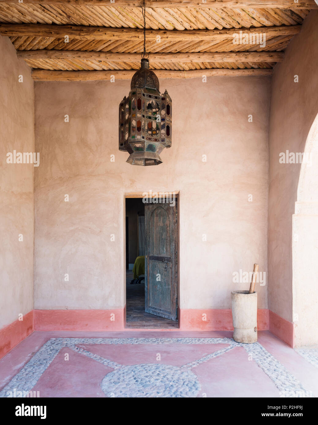 Große marokkanische Laterne aus Holz Decke in Eingang Innenhof der Berber Lodge ausgesetzt Stockfoto