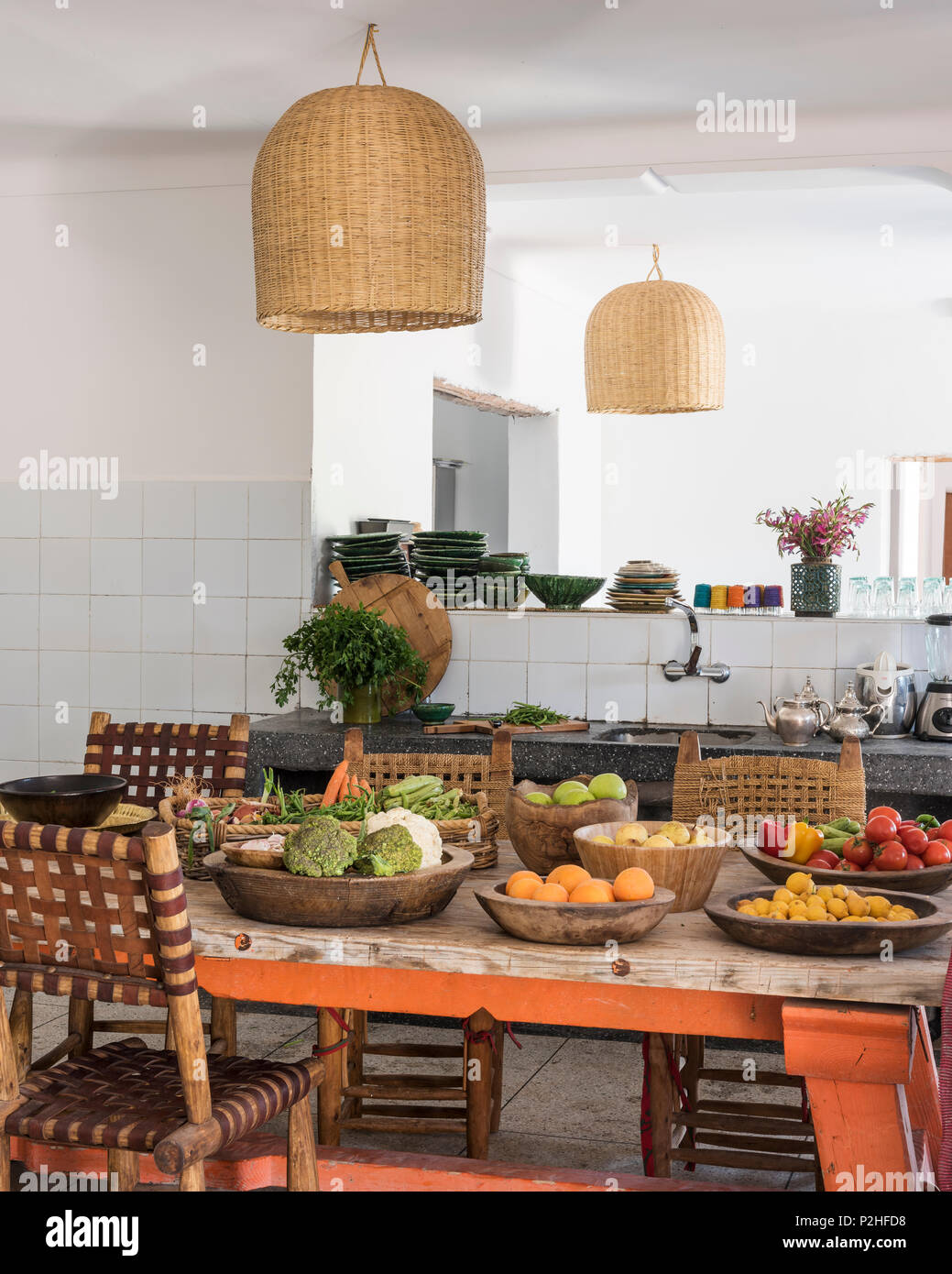 Rattan Lampenschirme oben Landhausstil Tisch mit holzschalen von bunten Obst und Gemüse Stockfoto