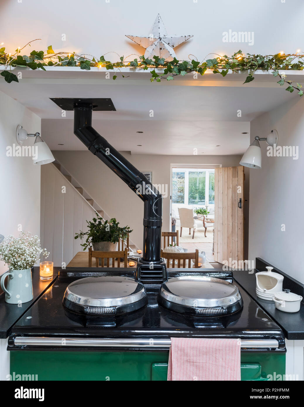 Grüne aga in der zeitgenössischen Cottage Küche. Die baen Star ist vom Engel und dem Geschirrtuch aus Susie Watson Designs. Stockfoto