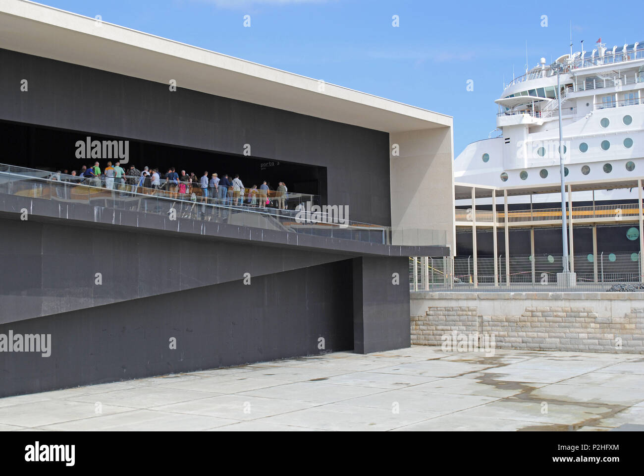 Die Passagiere werden Queuing bord Kreuzfahrtschiff von Lissabon neuen Cruise Terminal Gebäude. Stockfoto