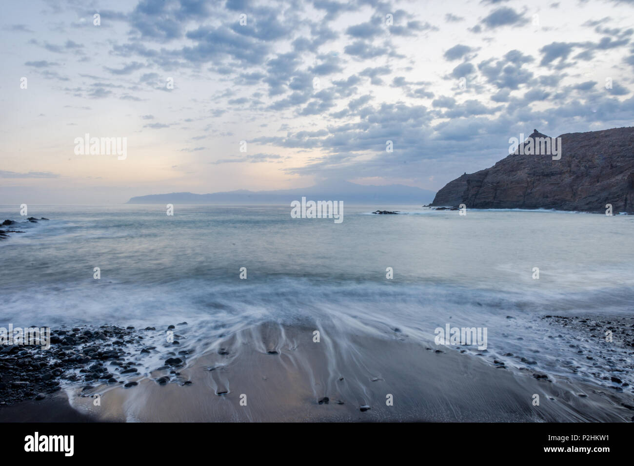 Strand Playa de Caleta in der Dämmerung mit der Aussicht auf Teide, Teneriffa, La Gomera, Kanarische Inseln Stockfoto