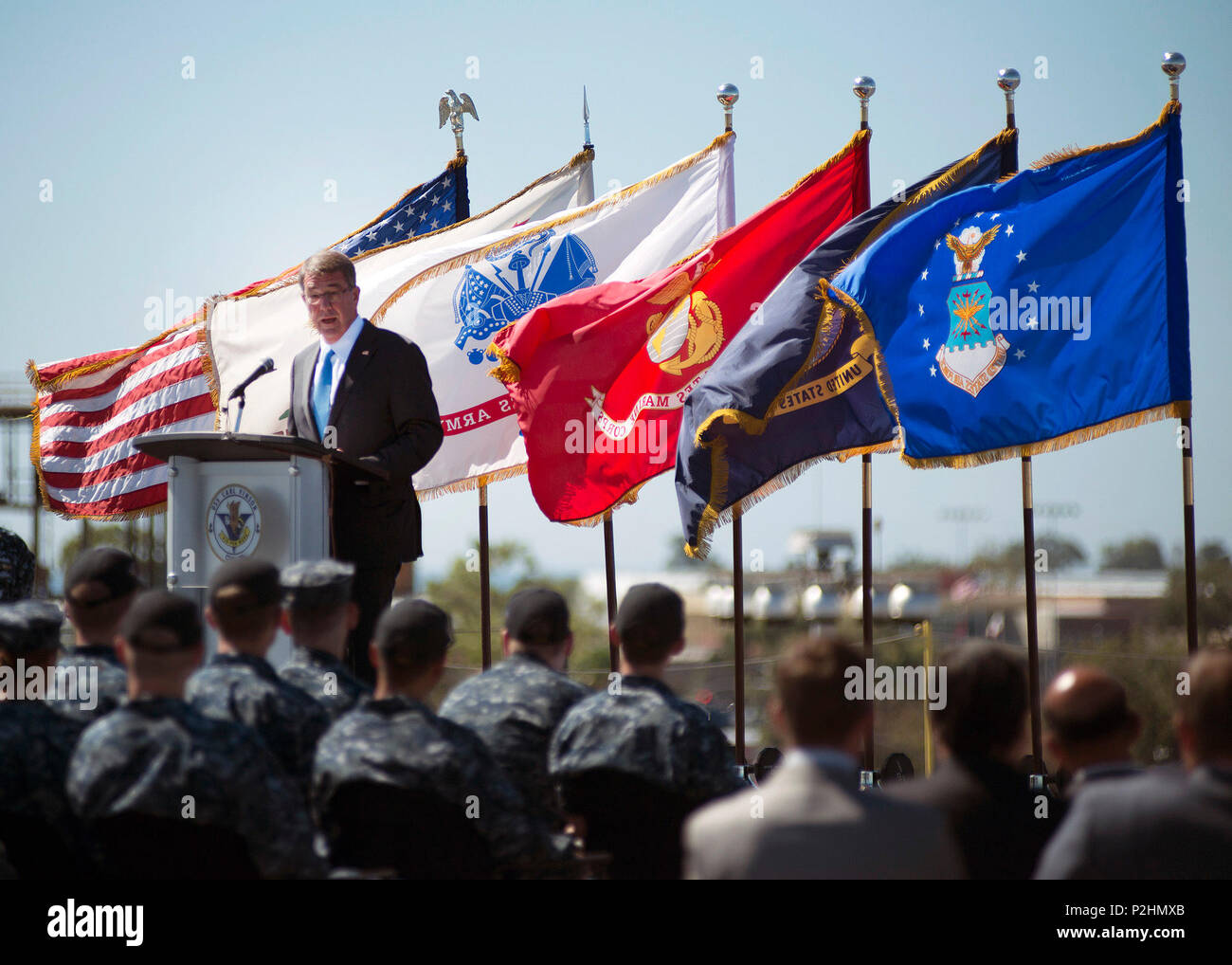 160929-N-JM 189-015 SAN DIEGO (Sept. 29, 2016) Verteidigungsminister Asche Carter liefert eine Rede auf dem Flugdeck der Flugzeugträger USS Carl Vinson (CVN 70). Carter sprach mit der vinson Crew in Bezug auf die Neuausrichtung auf den asiatisch-pazifischen Raum und die laufenden Herausforderungen an die Sicherheit in der Region. Carl Vinson bereitet sich für eine 2017 Western Pacific Bereitstellung. (U.S. Marine Foto von Seaman Theo Shively/Freigegeben) Stockfoto