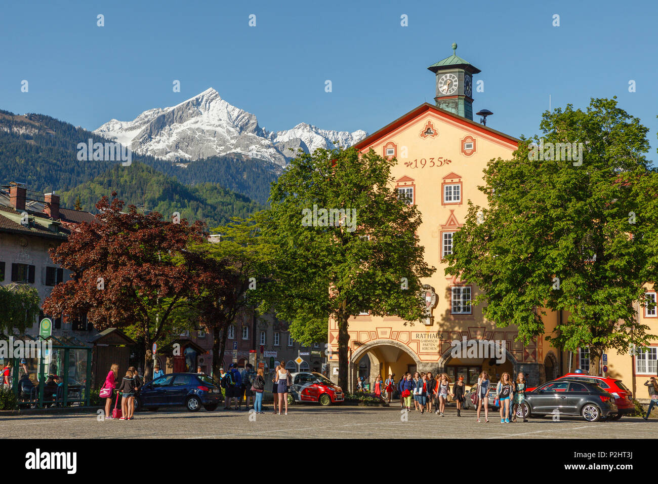 Rathausplatz, Rathausplatz mit Rathaus, Wettersteingebirge mit Alpspitze, Partenkirchen, Garmisch-Partenkirchen, werd Stockfoto