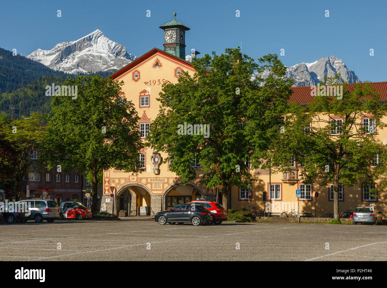 Rathausplatz, Rathausplatz mit Rathaus, Wettersteingebirge mit Alpspitze, Partenkirchen, Garmisch-Partenkirchen, werd Stockfoto