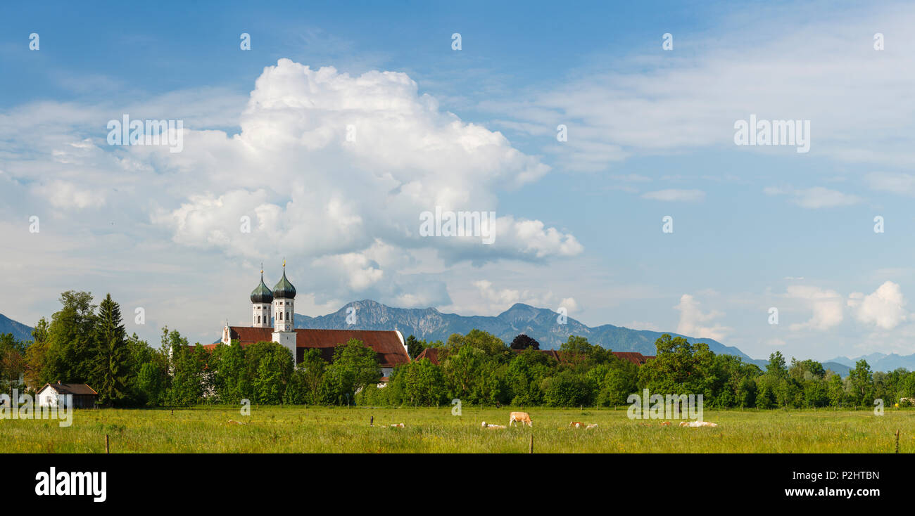 Kloster Benediktbeuern, Benediktinerorden, 17. Jahrhundert, Benediktbeuern, die Berge im Hintergrund, Herzogsstand, Bayerische footh Stockfoto