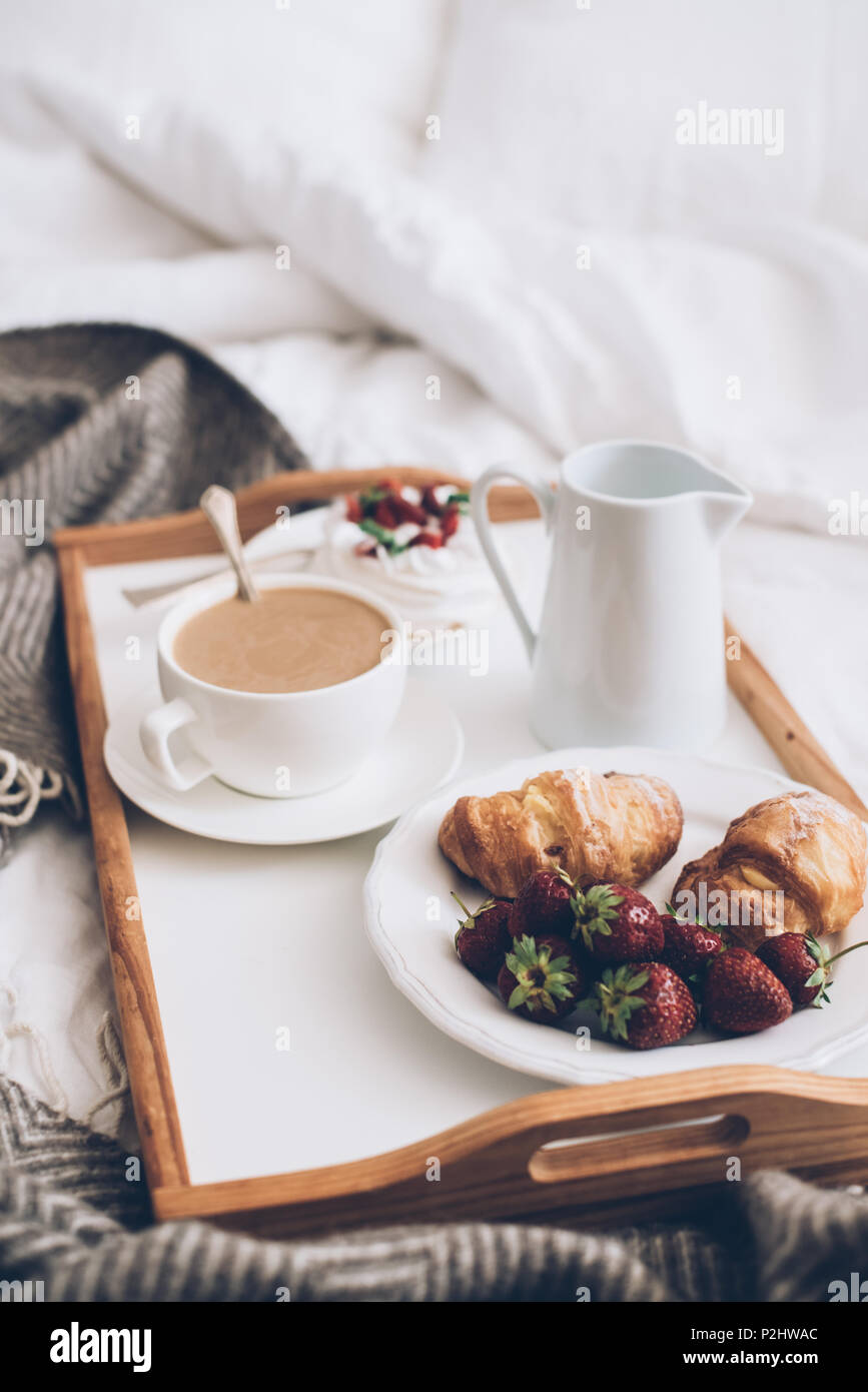 Traditionelle romantisches Frühstück im Bett in Weiß und Beige Schlafzimmer  Stockfotografie - Alamy
