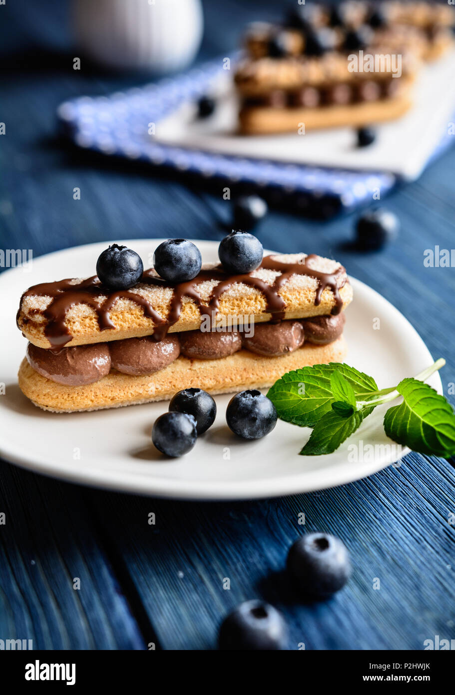 Löffelbiskuits mit Kakao mascarpone Creme gefüllt, mit Schokolade und ...