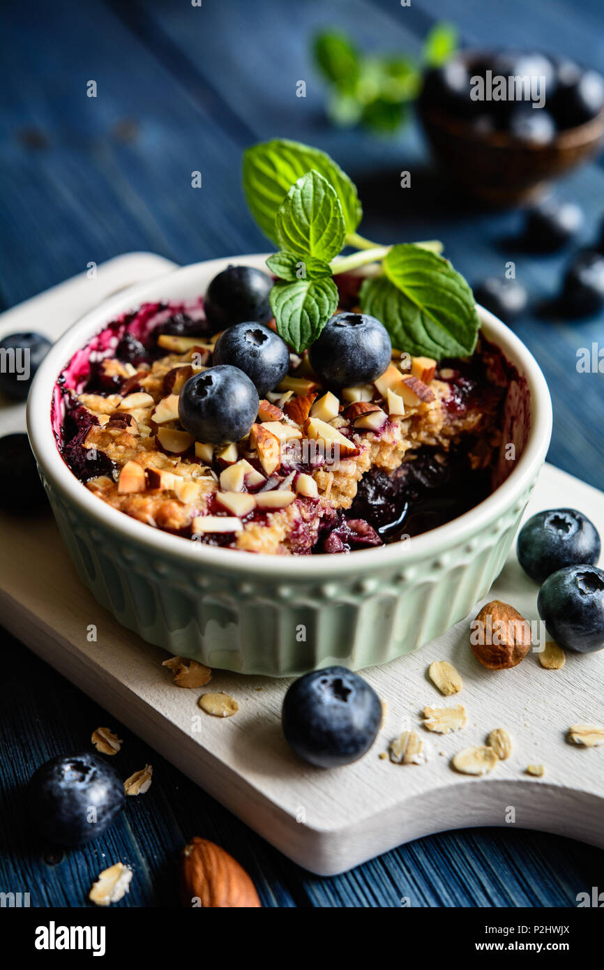 Gebackene blueberry mit Haferflocken und gehackte Mandeln bröckeln Stockfoto