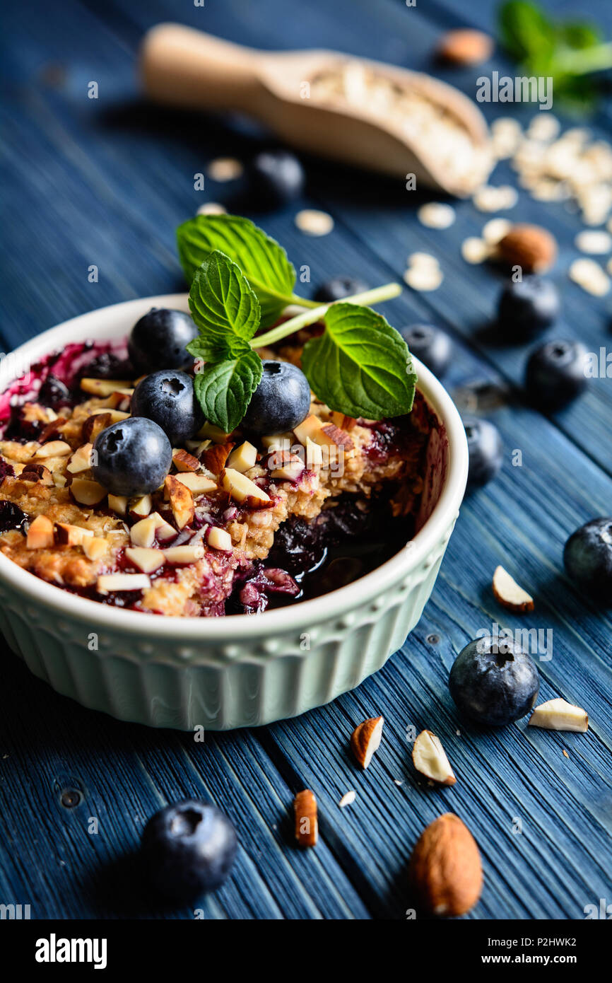 Gebackene blueberry mit Haferflocken und gehackte Mandeln bröckeln Stockfoto