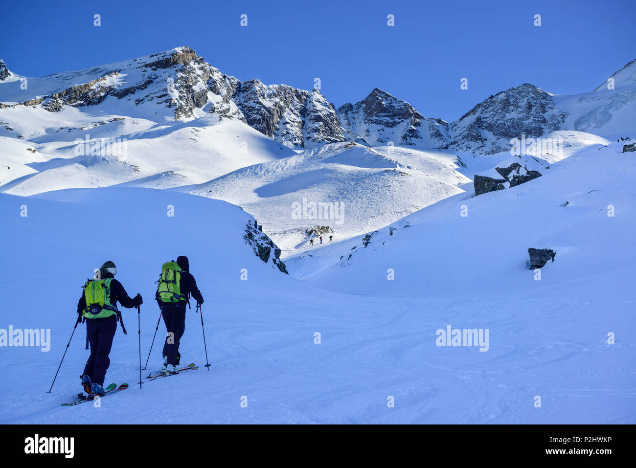 Zwei Personen zurück - Langlauf aufsteigend in Richtung kleiner Kaserer, Kleiner Kaserer, Tal von Schmirn, Zillertaler Alpen, Tirol, Au Stockfoto