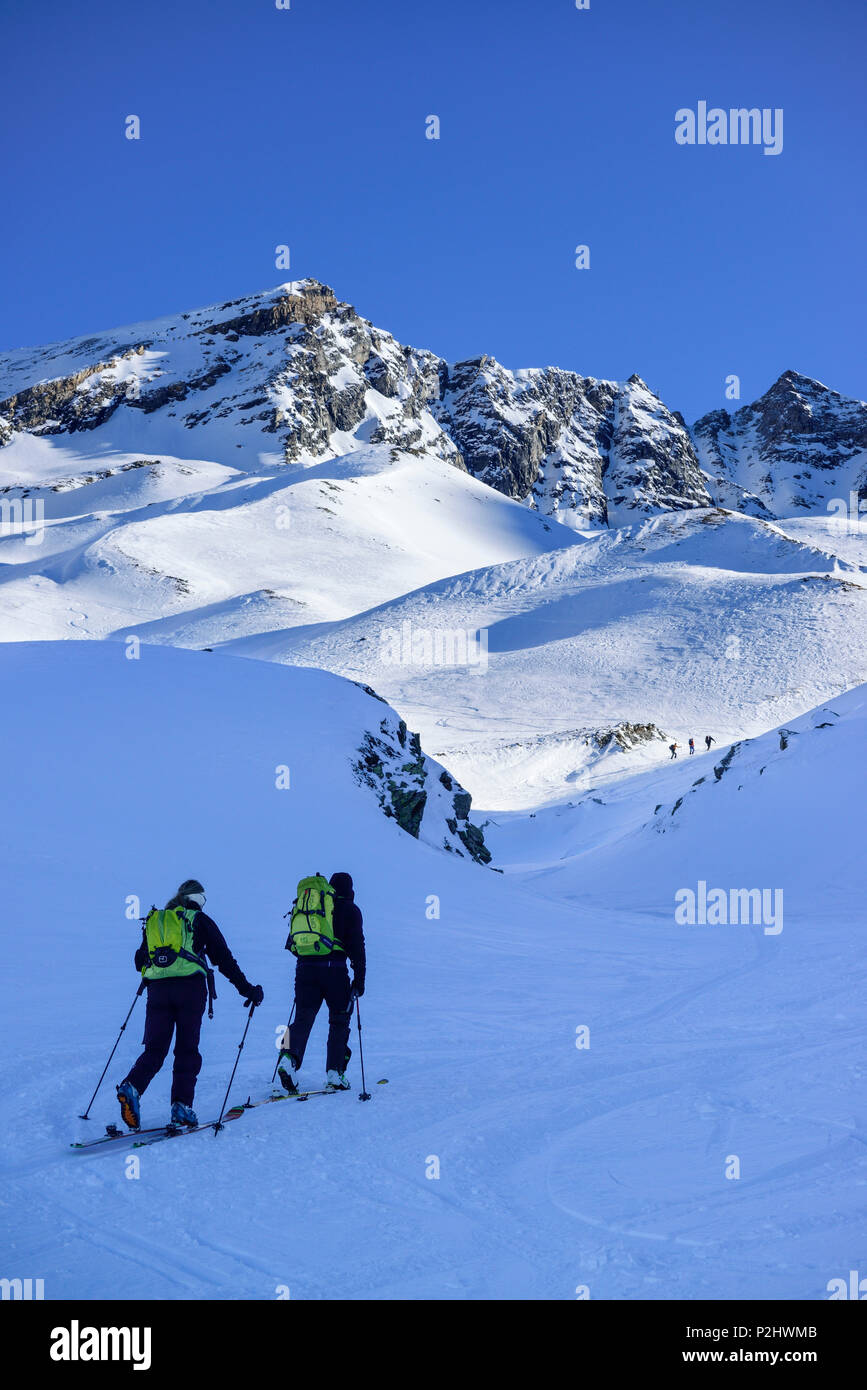 Zwei Personen zurück - Langlauf aufsteigend in Richtung kleiner Kaserer, Kleiner Kaserer, Tal von Schmirn, Zillertaler Alpen, Tirol, Au Stockfoto