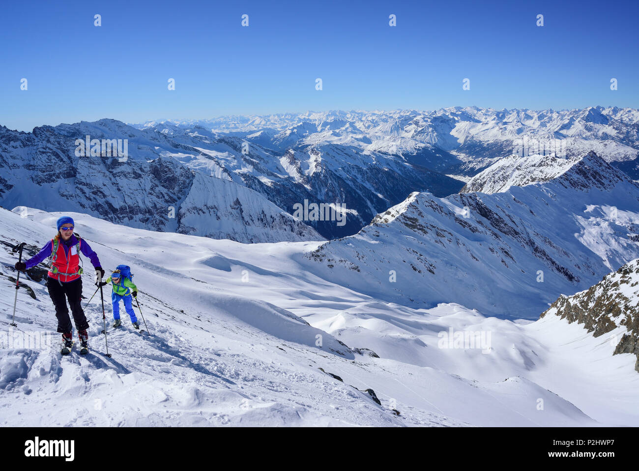 Zwei Personen zurück - Langlauf aufsteigend in Richtung kleiner Kaserer, Stubaier und Zillertaler Alpen im Hintergrund, Hoellschart Stockfoto