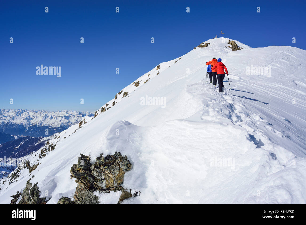 Drei Personen steigend auf Grat in Richtung kleiner Kaserer, Kleiner Kaserer, Tal von Schmirn, Zillertaler Alpen, Tirol, Österreich Stockfoto