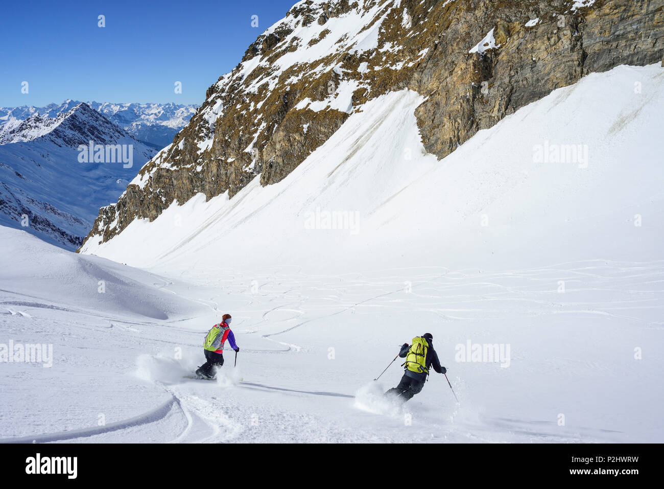 Zwei Personen zurück - Langlauf Abfahrt von Kleiner Kaserer, Kleiner Kaserer, Tal von Schmirn, Zillertaler Alpen, Tirol, Austri Stockfoto