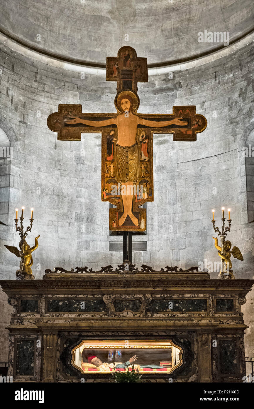 San Michele, Lucca, Italien. Der Altar mit einem 12c Kruzifix und die Leiche von San Davino, ein 11 c armenische Pilger, der Wunderkräfte zu haben Stockfoto