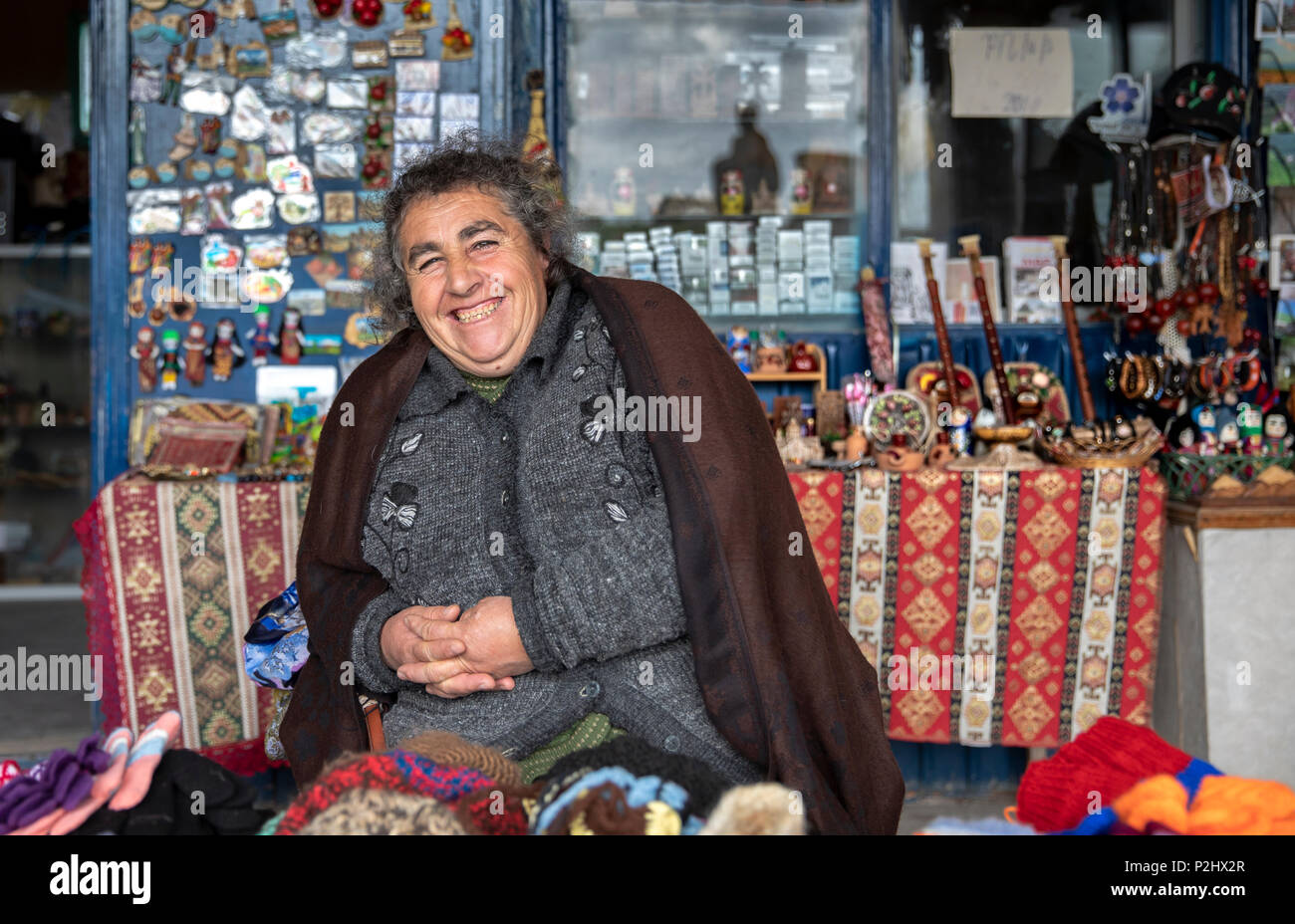 Noratus, Armenien, 2. Juni, 2018: Armenische Dame mit Souvenirs Stockfoto